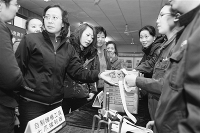 《河北工人报》emc易倍体育制剂分厂职工们围绕着一款“撕标”的小发明热议