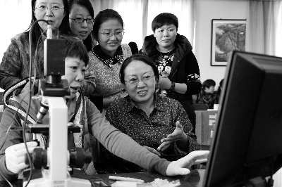 《河北工人报》emc易倍体育制药记者节送健康