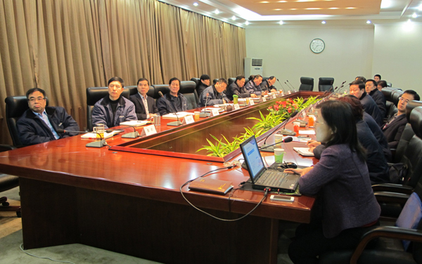 emc易倍体育党委召开中心组学习会