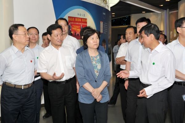 全国人大常委会副委员长沈跃跃到emc易倍体育制药调研