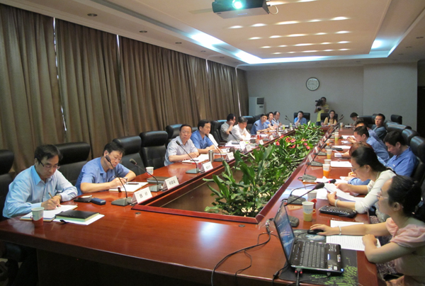 emc易倍体育制药领导班子召开党的群众路线教育实践活动第七次集中学习<br />