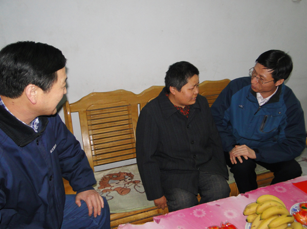 省总工会副主席刘书为走访慰问emc易倍体育特困职工