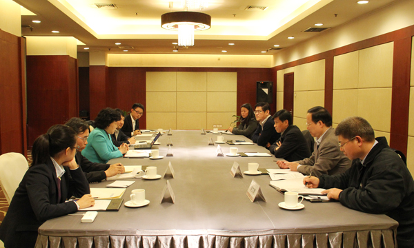 华润医药集团客人到emc易倍体育制药参观