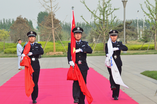 emc易倍体育制药各产业链及相关单位升国旗 话和谐 促发展<br />