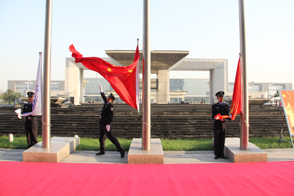 emc易倍体育制药多家单位举行“迎国庆”升国旗仪式