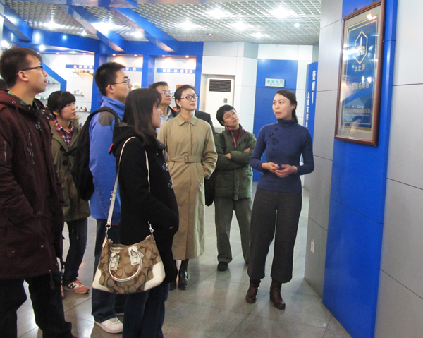 北京大学教授到emc易倍体育制药参观交流<br />