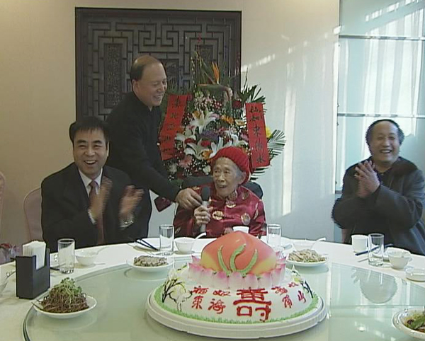 emc易倍体育领导为老红军陈发云喜贺百岁寿诞