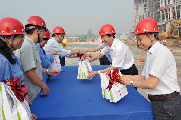 emc易倍体育领导慰问新项目建设人员