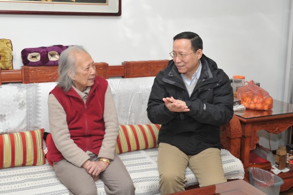 emc易倍体育领导慰问在石退休老领导