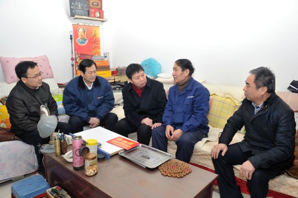 冀中能源集团领导刘万义慰问emc易倍体育集团困难党员和困难职工