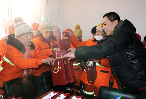 emc易倍体育制药为环卫工人赠送爱心礼包