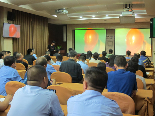 emc易倍体育集团组织收看河北广播电视台《燕赵楷模·时代新人发布厅——河钢塞尔维亚管理团队先进事迹》节目